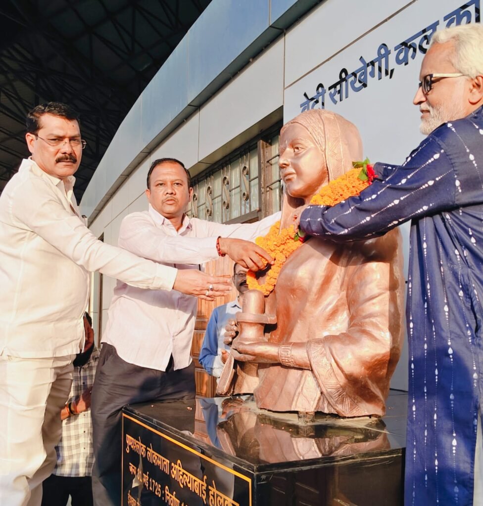 अहिल्याबाई होलकर की जयंती पर रिसदी में प्रतिमा पर माल्यार्पण, भाजपा कार्यकर्ताओं ने किया नमन 2 IMG 20260531 WA0032