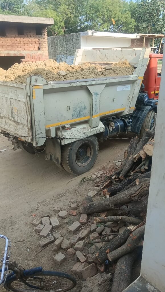 बस्ती में 'मिट्टी माफिया' का राज: बिना परमिशन चल रहा मौत का खेल, प्रशासन मौन 2 IMG 20260531 WA0409