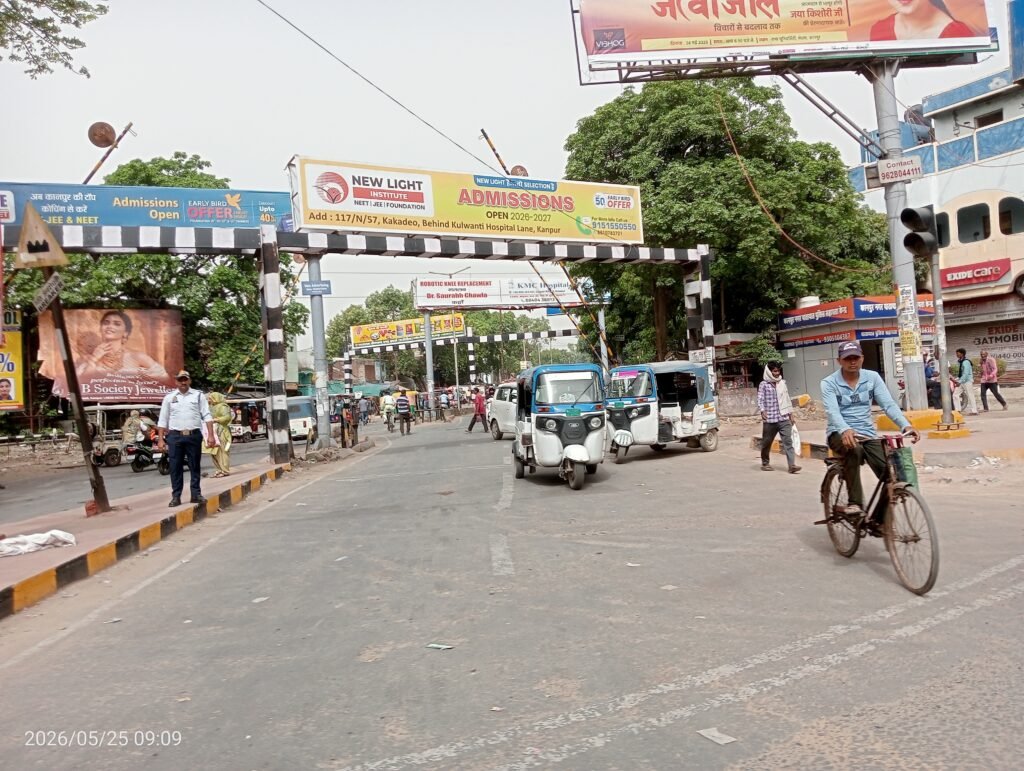 कानपुर नगर में बीच क्रॉसिंग पर बैटरी रिक्शा खड़ा करके भरते हैं सवारी शासन प्रशासन मौन रहता है ऐसा क्यों 3 IMG20260525090951