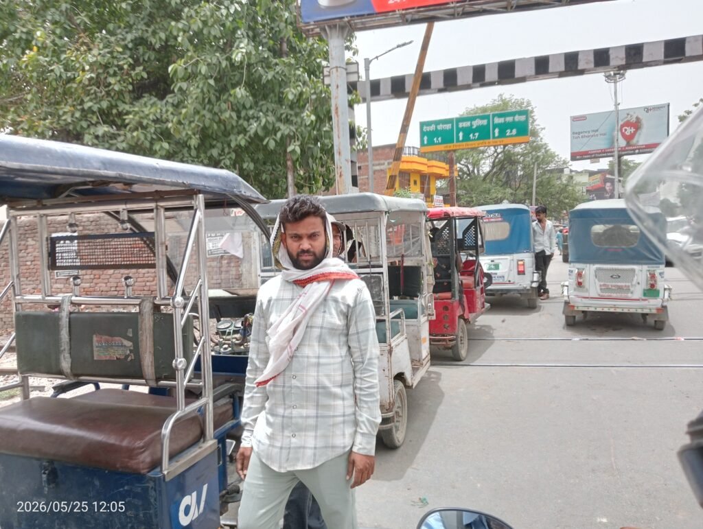 कानपुर नगर में बीच क्रॉसिंग पर बैटरी रिक्शा खड़ा करके भरते हैं सवारी शासन प्रशासन मौन रहता है ऐसा क्यों 2 IMG20260525120538