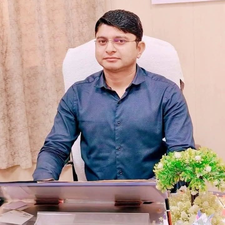 ब्रेकिंग न्यूज़ जालौन =उरई के राजकीय मेडिकल कॉलेज मे अगर किसी एक नाम पर जनता आंख बंद करके भरोसा करती है, तो वो हैं — डॉ. प्रशांत निरंजन 2 IMG 20260523 070833