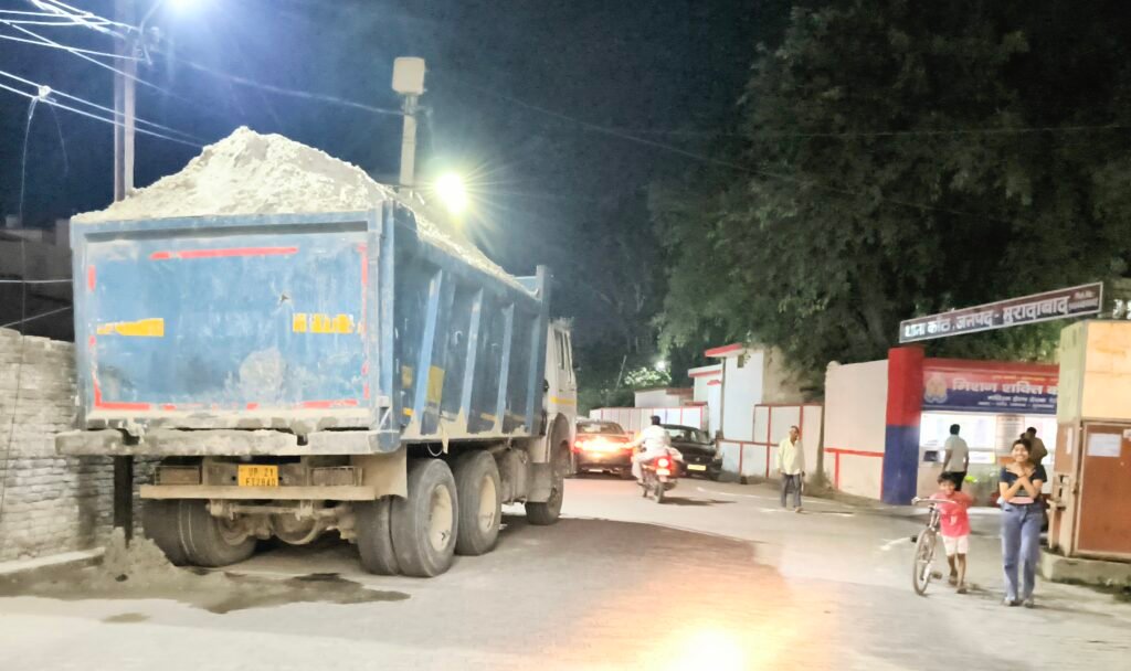 कांठ में अवैध बालू से भरा ओवरलोड डंपर पकड़ने पर मचा हड़कंप 2 IMG 20260528 2037529722