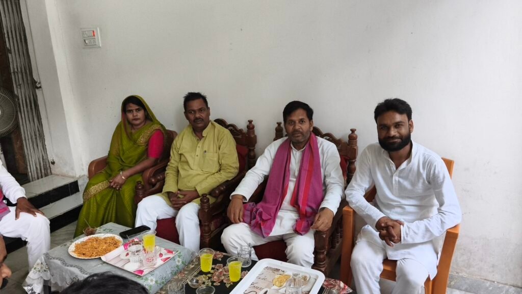 ईद के मौके पर राजेसुल्तानपुर में राजनीतिक सरगर्मी तेज हो गई है। संतकबीरनगर के सांसद पप्पू निषाद आज समाजवादी युवा नेता नसीम अहमद के आवास पर पहुंचे। *रिपोर्टर*: ईद की मुबारकबाद देने सांसद पप्पू निषाद आज राजेसुल्तानपुर स्थित समाजवादी युवा नेता नसीम अहमद के आवास पर 3 IMG 20260529 165410