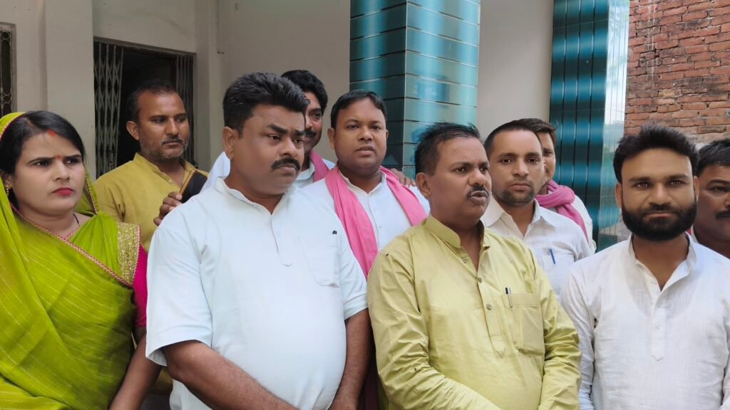 ईद के मौके पर राजेसुल्तानपुर में राजनीतिक सरगर्मी तेज हो गई है। संतकबीरनगर के सांसद पप्पू निषाद आज समाजवादी युवा नेता नसीम अहमद के आवास पर पहुंचे। *रिपोर्टर*: ईद की मुबारकबाद देने सांसद पप्पू निषाद आज राजेसुल्तानपुर स्थित समाजवादी युवा नेता नसीम अहमद के आवास पर 2 IMG 20260529 170042