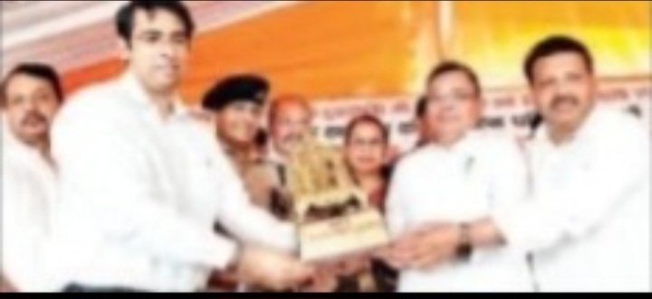 हाथरस ठाकुर मलखान सिंह की प्रतिमा का प्रदेश के पर्यटन एवं संस्कृति विभाग मंत्री जयवीर सिंह ने किया अनावरण विधायक अंजुला सिह माहौर जिंदाबाद के लगे नारें, विधायक के प्रयासों की मंच से मंत्री द्वारा की गयी थी जमकर सराहना 6 Screenshot 20260530 083455 Gallery