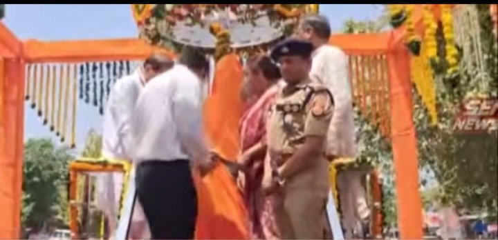 हाथरस ठाकुर मलखान सिंह की प्रतिमा का प्रदेश के पर्यटन एवं संस्कृति विभाग मंत्री जयवीर सिंह ने किया अनावरण विधायक अंजुला सिह माहौर जिंदाबाद के लगे नारें, विधायक के प्रयासों की मंच से मंत्री द्वारा की गयी थी जमकर सराहना 3 Screenshot 20260530 085243 Gallery