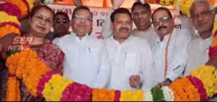 हाथरस ठाकुर मलखान सिंह की प्रतिमा का प्रदेश के पर्यटन एवं संस्कृति विभाग मंत्री जयवीर सिंह ने किया अनावरण विधायक अंजुला सिह माहौर जिंदाबाद के लगे नारें, विधायक के प्रयासों की मंच से मंत्री द्वारा की गयी थी जमकर सराहना 2 Screenshot 20260530 085410 Gallery