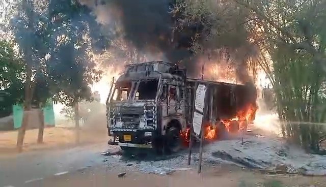 कोईंदी गांव में ब्लीचिंग पाउडर लदे ट्रक में भीषण आग, पूरा वाहन जलकर राख 2 Videoshot 20260522 074152 1
