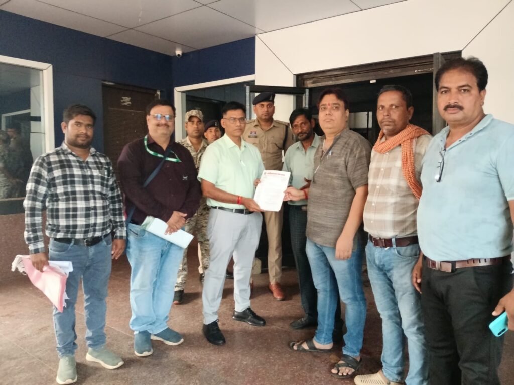 पत्रकारों की सुरक्षा एवं निष्पक्ष जांच की मांग को लेकर सौंपा गया ज्ञापन। 2 WhatsApp Image 2026 05 13 at 7.17.38 PM