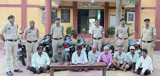 धमतरी /आमाबगीचा में जुए के फड़ पर पुलिस की दबिश, 8 जुआरी गिरफ्तार 82 1000331434