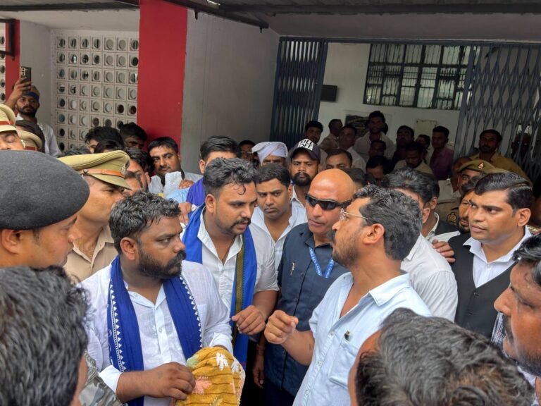 सहारनपुर न्यायालय पहुंचे नगीना सांसद चंद्रशेखर आजाद, शब्बीरपुर और घुन्ना प्रकरण से जुड़े मामलों की पेशी में हुए शामिल
