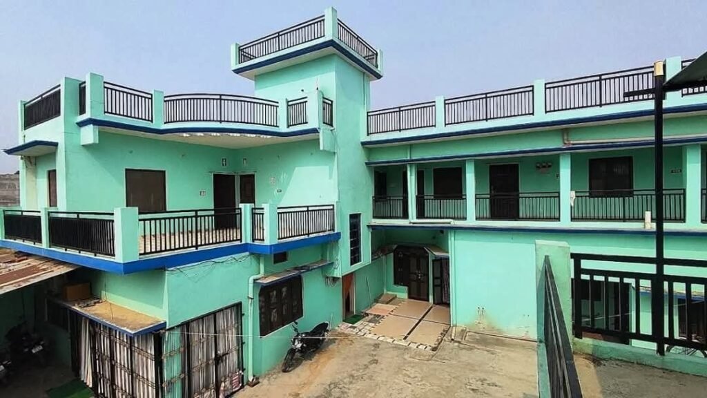 बस्ती PWD का 'भ्रष्टाचार का किला': 27 साल से जमे अधिकारी की पत्नी की फर्म और 65 लाख के लेन-देन पर मचा हड़कंप 3 FB IMG 1781364875419