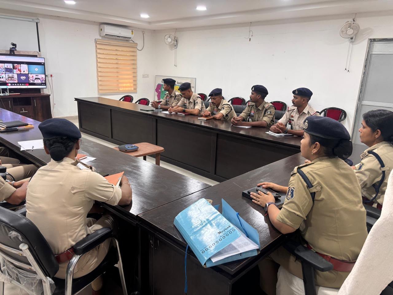 अगले 25 साल छत्तीसगढ़ पुलिस की तस्वीर तय करेगा नया बैच" — आईजी राम गोपाल गर्ग ने प्रशिक्षु उप निरीक्षकों को दिए सख्त निर्देश 1 IMG 20260610 WA0079