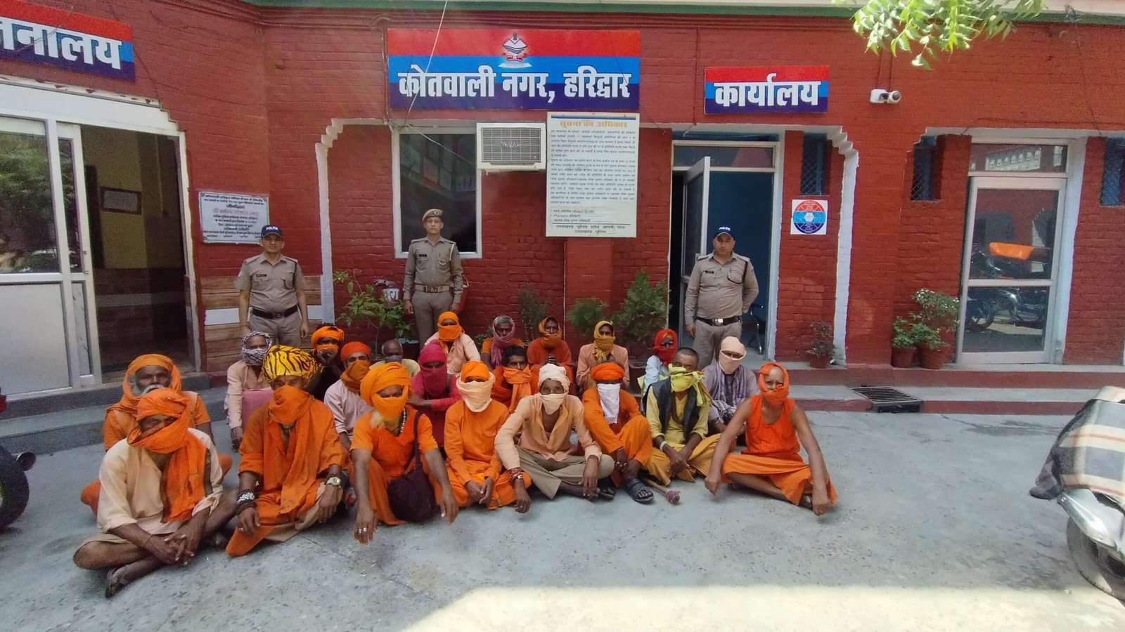 धर्म की आड़ में लोगों की आस्था से खिलवाड़ करने वाले 21 कालनेमि ढोंगी बाबा को SHO कुंदन सिंह राणा की टीम ने लिया हिरासत में। 1 IMG 20260613 WA0052 scaled