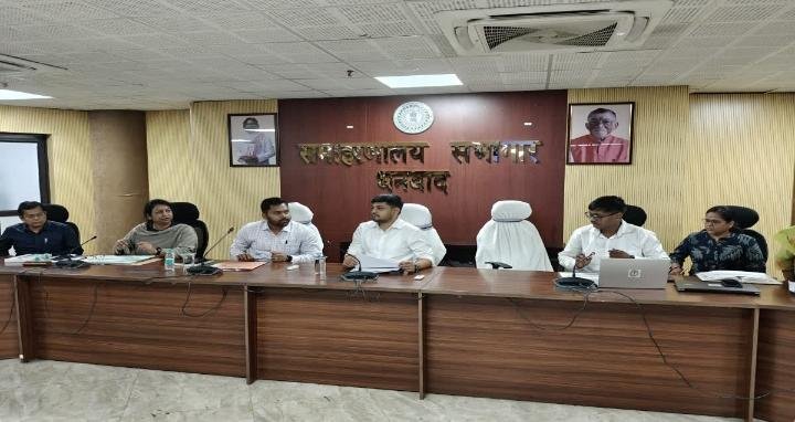 धनबाद में मातृ वंदना योजना में लापरवाही पर डीडीसी का फटकार, बेहतर प्रदर्शन करने वाली पर्यवेक्षिकाएं हुईं सम्मानित