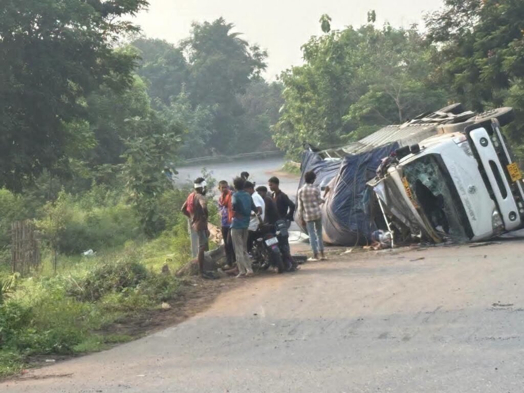 धनबाद टुंडी थाना क्षेत्र के प्रोजेक्ट कन्या उच्च विद्यालय स्थित पुल के समक्ष अनियंत्रित होकर पिकअप वैन पलटा!चालक हुआ घायल। 1 IMG 20260618 WA0295