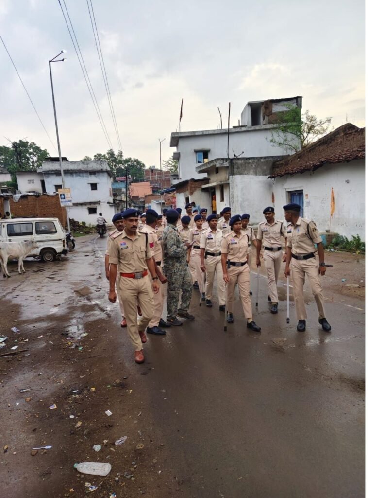 सारंगढ़ में किरायेदारों और बाहरी व्यक्तियों का पुलिस सत्यापन अभियान 100 से अधिक घरों की सघन जांच 1 IMG 20260619 WA0117