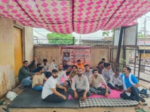 जिला अस्पताल में संविदा/निविदा कार्मिकों का धरना जारी 12 IMG 20260621 WA0021