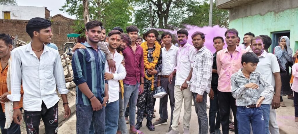 ग्राम बिल्ला के युवा का हुआ था भारतीय नौसेना में चयन ललितपुर जिले के ग्राम बिल्ला निवासी द्वारिका प्रसाद राजपूत के सुपुत्र संदीप राजपूत का चयन भारतीय नौसेना (इंडियन नेवी) में हुआ था। वह फरवरी 2026 में पांच महीने के लिए ट्रेनिंग पर चिल्का ओडिशा गए हुए थे पांच महीने के बाद जब संदीप अपने गांव पहुंचे तो बिल्ला तिगैला पर ग्रामीणों ने उनका भव्य स्वागत किया। आस-पास के क्षेत्र से भी लोग पहुंचे और फूल मालाओं से उनका अभिनंदन किया इस मौके पर भारत माता की जय, देश भक्ति के नारे लगाए सबसे पहले संदीप ने अपने गांव के श्री हनुमान जी मंदिर, राम जानकी मंदिर जाकर माथा टेका और भगवान का आशीर्वाद लिया उसके बाद वह अपने घर गए जहां पर परिजनों ने तिलक लगाकर और फूल माला पहना कर स्वागत किया। पूरे गांव में संदीप के सेना में भर्ती होने से खुशी का माहौल है संदीप राजपूत ने बताया कि उनके पिता एक किसान हैं उनका बचपन से ही एक सपना था कि वह देश सेवा करेंगे जिसके लिए उनके माता पिता के साथ पूरे परिवार ने उनका साथ दिया संदीप ने बताया कि यहां तक पहुंचने के लिए कड़ी मेहनत और तैयारी की और आज उनका सपना पूरा हो गया संदीप ने युवाओं से देश सेवा में आने की अपील की संदीप के नौ सेना में चयन की खुशी में गांव में जलूस निकाला गया जगह जगह तिलक लगाकर और माला पहनाकर स्वागत किया इस मौके पर परिजनों के अलावा बड़ी संख्या में ग्रामीण मौजूद रहे 3 IMG 20260622 WA0027