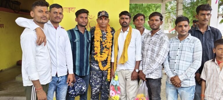 ग्राम बिल्ला के युवा का हुआ था भारतीय नौसेना में चयन ललितपुर जिले के ग्राम बिल्ला निवासी द्वारिका प्रसाद राजपूत के सुपुत्र संदीप राजपूत का चयन भारतीय नौसेना (इंडियन नेवी) में हुआ था। वह फरवरी 2026 में पांच महीने के लिए ट्रेनिंग पर चिल्का ओडिशा गए हुए थे पांच महीने के बाद जब संदीप अपने गांव पहुंचे तो बिल्ला तिगैला पर ग्रामीणों ने उनका भव्य स्वागत किया। आस-पास के क्षेत्र से भी लोग पहुंचे और फूल मालाओं से उनका अभिनंदन किया इस मौके पर भारत माता की जय, देश भक्ति के नारे लगाए सबसे पहले संदीप ने अपने गांव के श्री हनुमान जी मंदिर, राम जानकी मंदिर जाकर माथा टेका और भगवान का आशीर्वाद लिया उसके बाद वह अपने घर गए जहां पर परिजनों ने तिलक लगाकर और फूल माला पहना कर स्वागत किया। पूरे गांव में संदीप के सेना में भर्ती होने से खुशी का माहौल है संदीप राजपूत ने बताया कि उनके पिता एक किसान हैं उनका बचपन से ही एक सपना था कि वह देश सेवा करेंगे जिसके लिए उनके माता पिता के साथ पूरे परिवार ने उनका साथ दिया संदीप ने बताया कि यहां तक पहुंचने के लिए कड़ी मेहनत और तैयारी की और आज उनका सपना पूरा हो गया संदीप ने युवाओं से देश सेवा में आने की अपील की संदीप के नौ सेना में चयन की खुशी में गांव में जलूस निकाला गया जगह जगह तिलक लगाकर और माला पहनाकर स्वागत किया इस मौके पर परिजनों के अलावा बड़ी संख्या में ग्रामीण मौजूद रहे