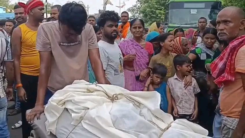आटा मिल कर्मी उमेश यादव हत्याकांड के विरोध में सड़क जाम, मुआवजे और गिरफ्तारी की मांग पर अड़े लोग 1 IMG 20260623 WA0020