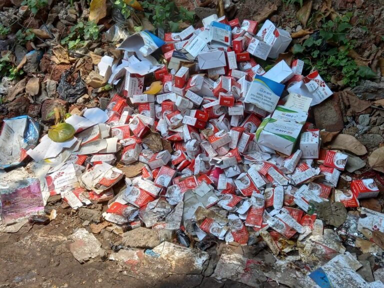 धनबाद बैंक मोड़ रे टॉकीज की गली में भारी मात्रा में फेंकी गई एक्सपायरी दवाईयां।सरेआम इस तरह दवाइयां फेंकना नियमों का हैं उल्लंघन