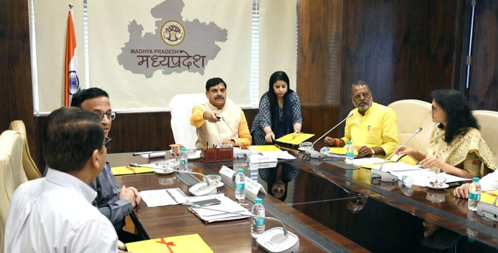 सीएम डॉ. मोहन ने हितग्राहियों के खातों में ट्रांसफर किए 203.56 करोड़ कहा- बुजुर्गों-असहाय लोगों का आदर करना हमारा धर्म। 12 IMG 20260625 WA0068