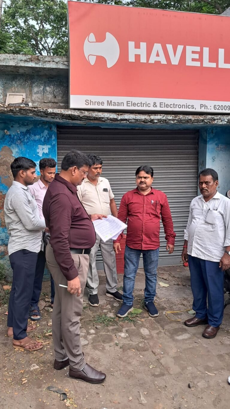 जिला परिषद की कार्रवाई: बेकारबांध स्थित दो अन्य दुकानें सील