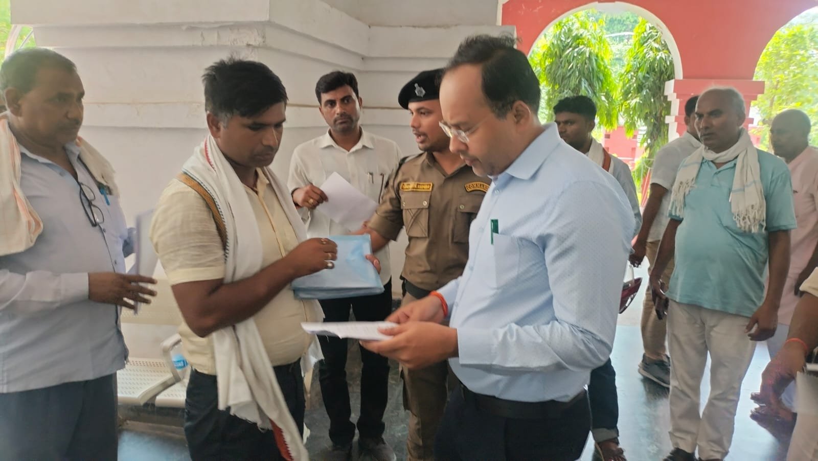 जिला पदाधिकारी ने दैनिक जनता दरबार में सुनी आमजनों की समस्याएं, समस्याओं का हुआ ऑन द स्पॉट निवारण l 1 IMG 20260625 WA08851
