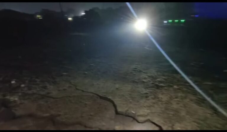 अवैध कोयला उत्खनन के वजह से तेतुलमारी पांडेयडीह टोला स्थित मनसा मंदिर के समीप धंसी जमीन ट्वीट कर कार्रवाई की मांग