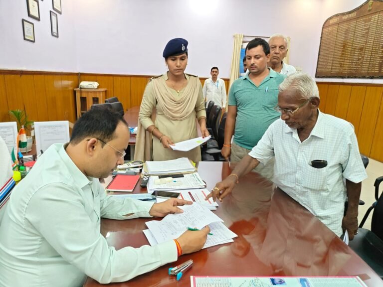 जिला पदाधिकारी ने दैनिक जनता दरबार में सुनी आमजनों की समस्याएं, समस्याओं का हुआ ऑन द स्पॉट निवारण l