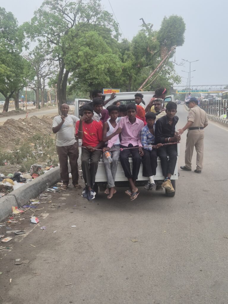 मालवाहक वाहन में बच्चों को ढोना बना खतरा, यातायात पुलिस ने चलाया सघन चेकिंग अभियान