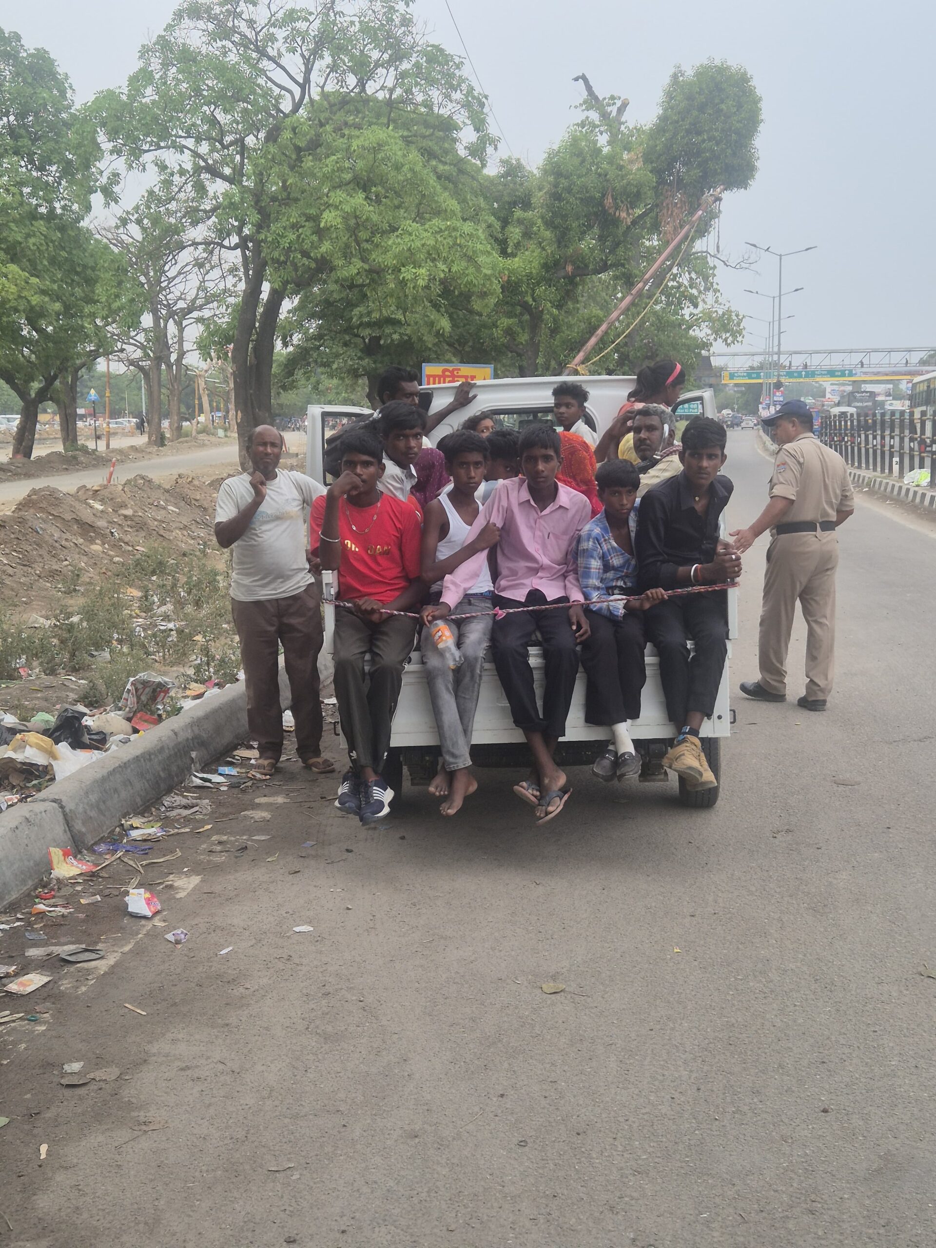 मालवाहक वाहन में बच्चों को ढोना बना खतरा, यातायात पुलिस ने चलाया सघन चेकिंग अभियान 11 IMG 20260629 WA0072 scaled