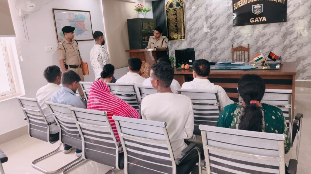 नगर पुलिस अधीक्षक गया द्वारा कार्यालय सभागार में आयोजित जनता दर वार मेंआमजनों की शिकायतें सुनी गई l 1 IMG 20260629 WA0697