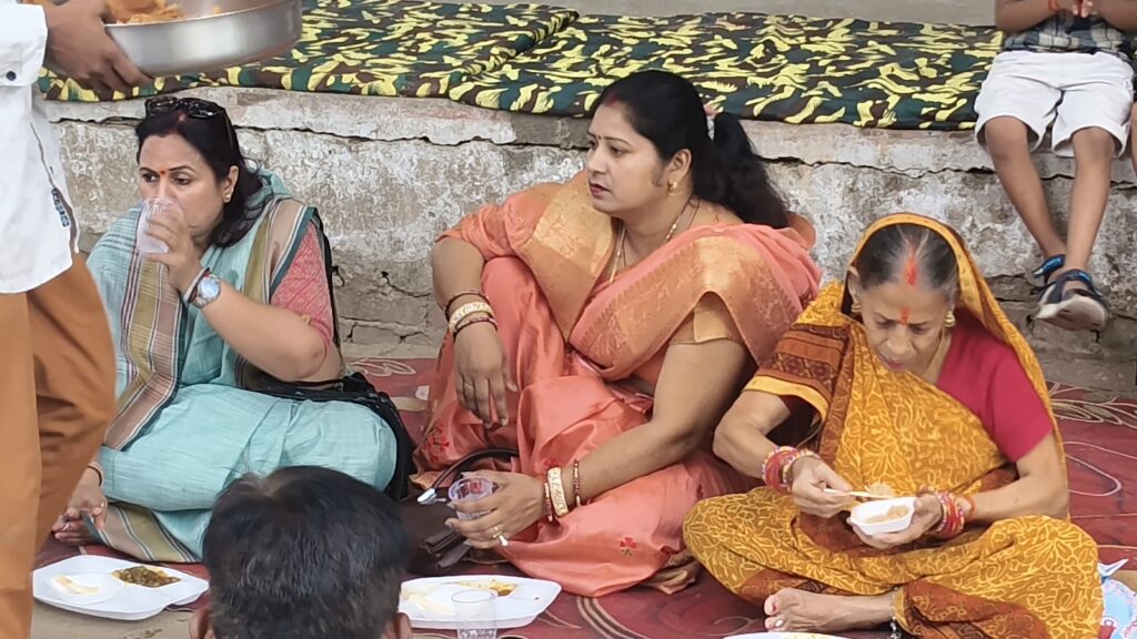 अखंड हिंदू वाहिनी ने सिद्ध बाबा धाम पर कराया विशाल भंडारा, उमड़ी श्रद्धालुओं की भीड़ 12 IMG 20260613 135042