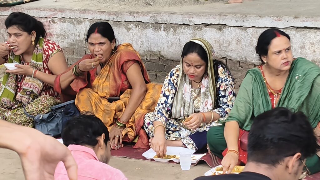 अखंड हिंदू वाहिनी ने सिद्ध बाबा धाम पर कराया विशाल भंडारा, उमड़ी श्रद्धालुओं की भीड़ 14 IMG 20260613 135049