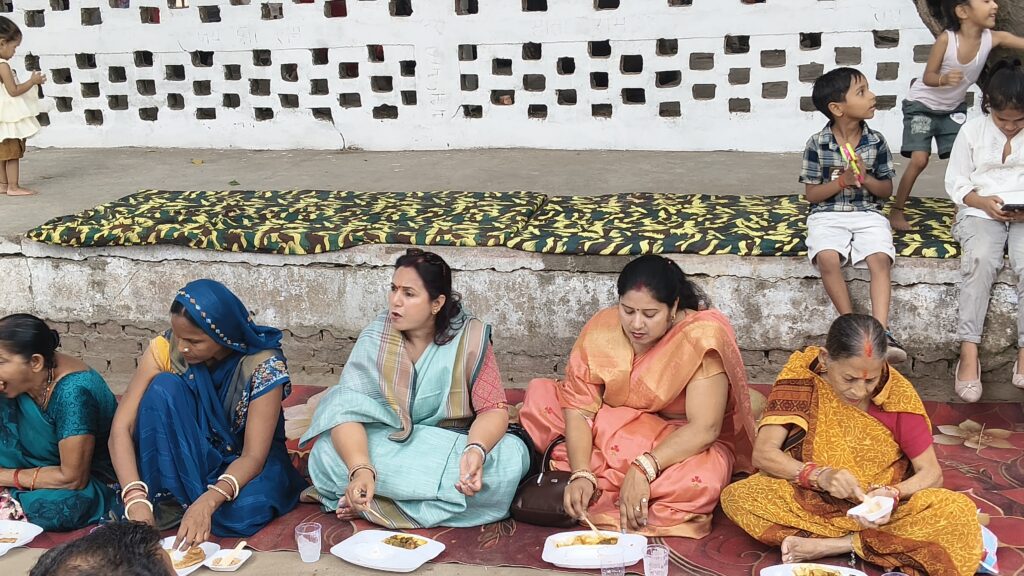 अखंड हिंदू वाहिनी ने सिद्ध बाबा धाम पर कराया विशाल भंडारा, उमड़ी श्रद्धालुओं की भीड़ 13 IMG 20260613 135107