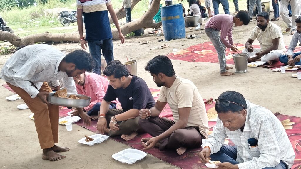 अखंड हिंदू वाहिनी ने सिद्ध बाबा धाम पर कराया विशाल भंडारा, उमड़ी श्रद्धालुओं की भीड़ 16 IMG 20260613 135126