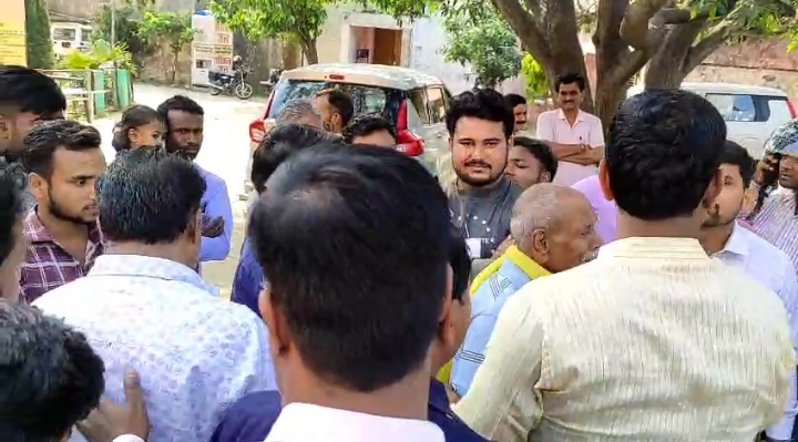 अस्पताल है या अखाड़ा? बेडशीट बदलने को कहने पर मरीज के परिजनों के साथ बदसलूकी 11 Screenshot 20260612 104934