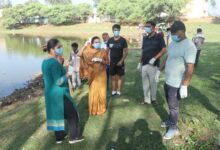 कलेक्टर ने चम्बोथी तालाब में जनप्रतिनिधि और नागरिकों के साथ श्रमदान कर स्वच्छता का दिया संदेश 92 07 चम्बोथी तालाब में जनप्रतिनिधि