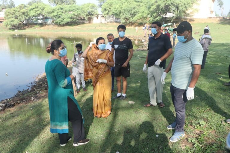 कलेक्टर ने चम्बोथी तालाब में जनप्रतिनिधि और नागरिकों के साथ श्रमदान कर स्वच्छता का दिया संदेश