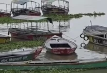 वाराणसी: 1 सेमी/घंटे की रफ्तार से उफनाईं गंगा, 50 से अधिक मंदिर डूबे; नौका संचालन पर लगी रोक 63 0ca5d0725f1f0bdce81fd5b8c15d0974fa4509a46b3b183eeb408501a69cebc7.0
