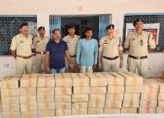धमतरी पुलिस की अब तक की सबसे बड़ी कार्रवाई: 53 पेटी अवैध शराब जब्त, दो आरोपी गिरफ्तार 1 1000546699