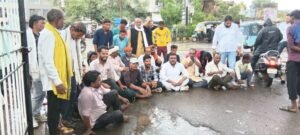 औधोगिक भूमि के आवंटन के विरोध में ग्रामीणों का कलेक्ट्रेट गेट अघोषित धरना 2 159632 1536x691 3