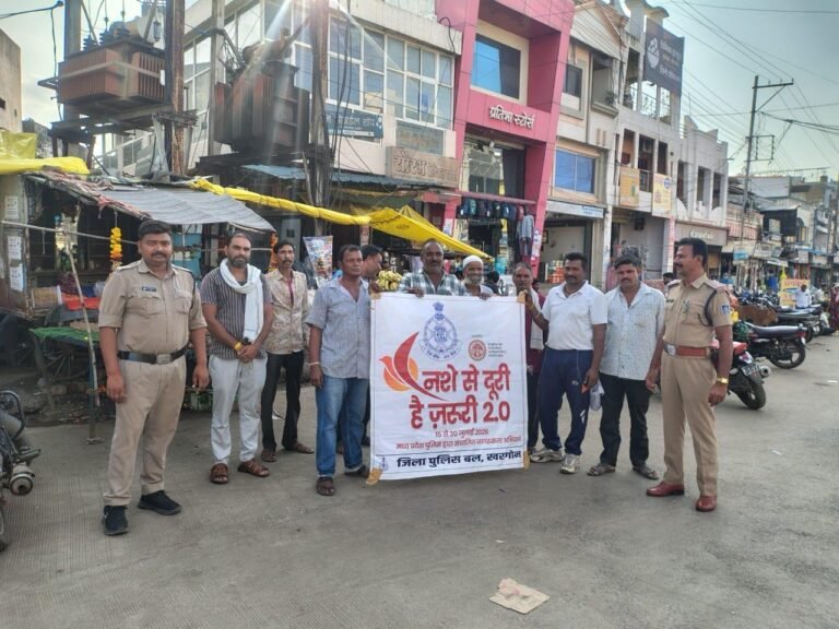 बड़वाह पुलिस ने स्थानीय बाजार में चलाया नशा मुक्ति जागरूकता अभियान