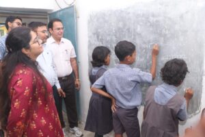 कलेक्टर ने रामेश्वर नगर की शाला में दी दस्तक, संचालित कक्षा में बच्चों से किया आत्मीय संवाद 12 21 बच्चों से किया आत्मीय संवाद