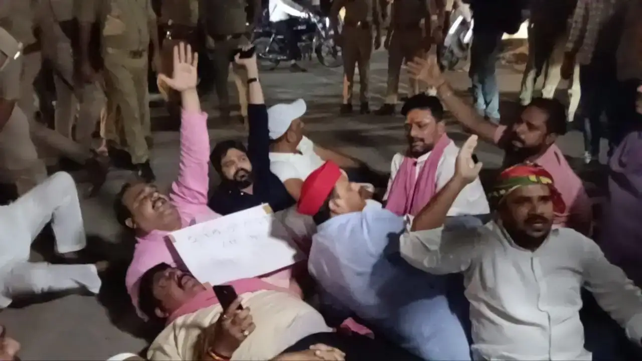 अखिलेश यादव की गिरफ्तारी और NEET विवाद पर वाराणसी में बवाल: BHU गेट पर सपा का धरना,60 से अधिक हिरासत में 1 3b1ce2c9b073ef0a903ba050cf059d6e7773c6d4f464f93579974803a9ad7653.0