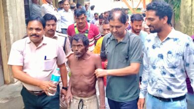 230 फीट की ऊंचाई पर 72 घंटे की जंग… आखिरकार जीत गई जिंदगी! पांढुर्णा के BSNL टावर से सुरक्षित उतरे पश्चिम बंगाल के बुजुर्ग, प्रशासन, नगर पालिका, पुलिस और रेस्क्यू टीम के धैर्य ने बचाई जान 19 FB IMG 1783541177830 2