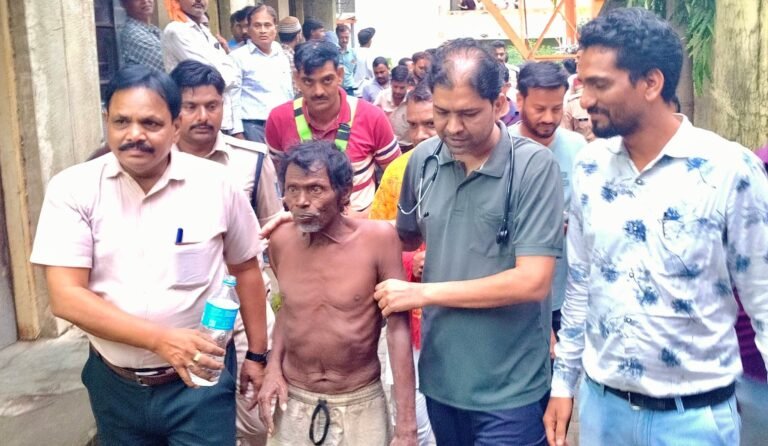 230 फीट की ऊंचाई पर 72 घंटे की जंग… आखिरकार जीत गई जिंदगी! पांढुर्णा के BSNL टावर से सुरक्षित उतरे पश्चिम बंगाल के बुजुर्ग, प्रशासन, नगर पालिका, पुलिस और रेस्क्यू टीम के धैर्य ने बचाई जान