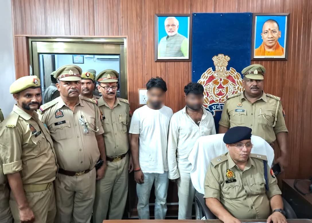 जनपद मीरजापुर थाना को०कटरा पुलिस द्वारा चोरी के अभियोग से सम्बन्धित 02 शातिर चोर गिरफ्तार, चोरी के आभुषण व नगदी बरामद - 11 FB IMG 1784182162419